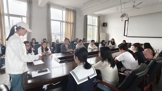 倾听学子心声，共筑教学新篇——法学与公共管理学院2025-2026-2期中教学座谈会